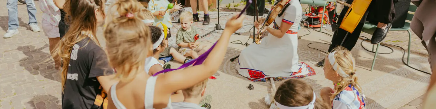 kinderen om zangeres met livemuziek plein bites bakkum bites camping bakkum