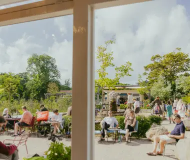 naar buiten kijken terras fontein zitten in de zon