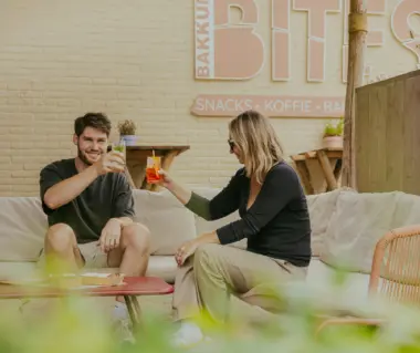 proost met cocktail op het terras