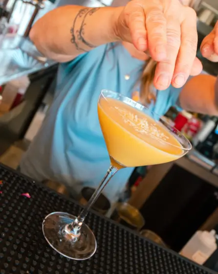 Closeup cocktail in de maak