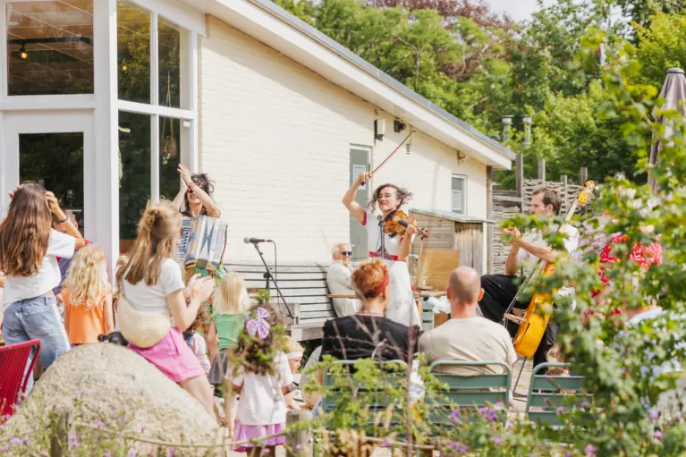 luisteren naar een bandje op het terras in de zon